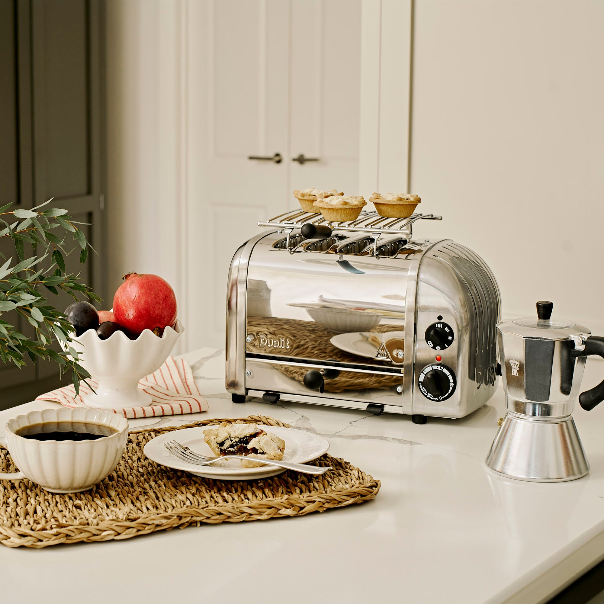 http://www.dualit.com/cdn/shop/files/ClassicToaster-Polished-NewGen4S-WarmingRack-Refresh-Lifestyle-2-Web.jpg?v=1699021395