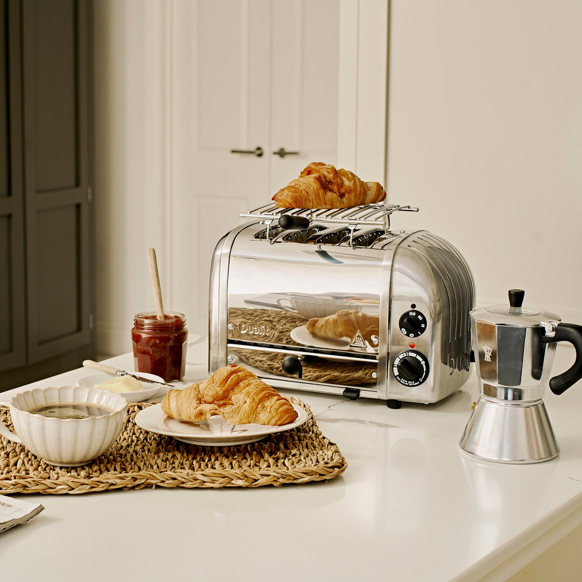 http://www.dualit.com/cdn/shop/files/ClassicToaster-Polished-NewGen4S-WarmingRack-Refresh-Lifestyle-3-Web.jpg?v=1699021395